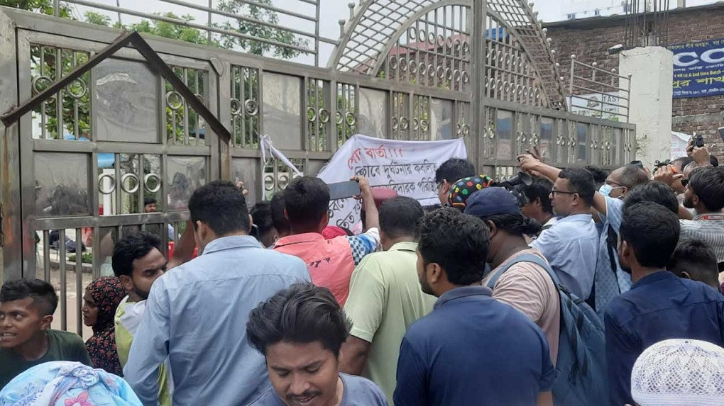 মাইলস্টোনের গেটে তালা, বাইরে উৎসুক জনতার ভিড়