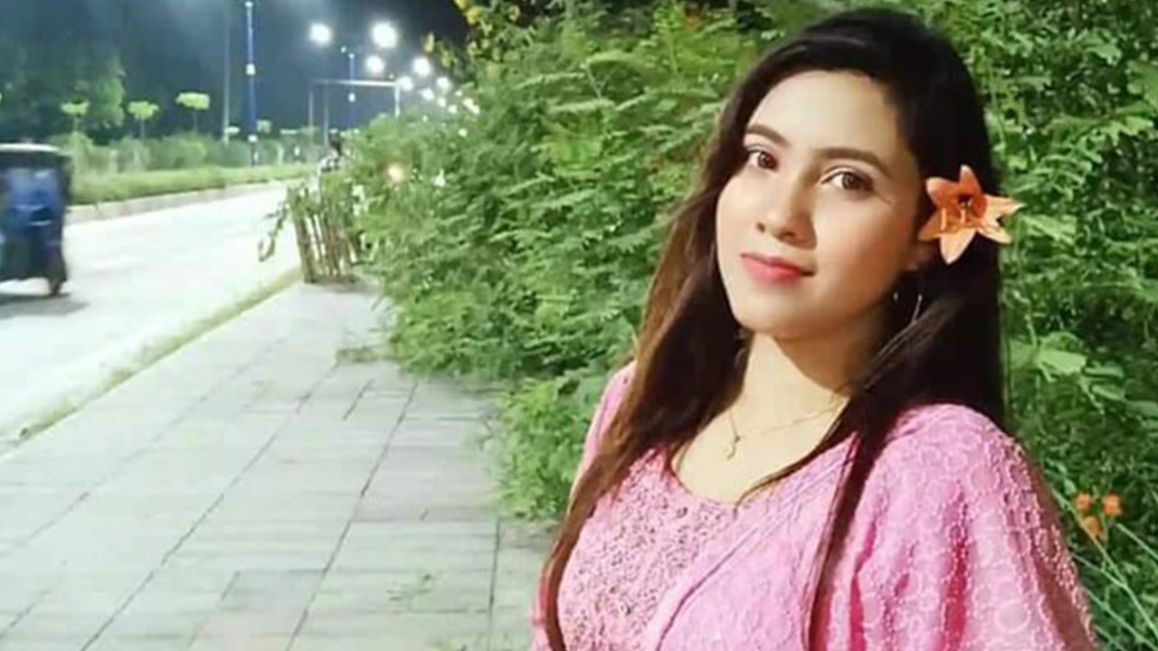 পরীক্ষা দিতে আসা ছাত্রলীগ নেত্রীকে লাঞ্ছিত করলেন মহিলা দলের নেত্রীরা
